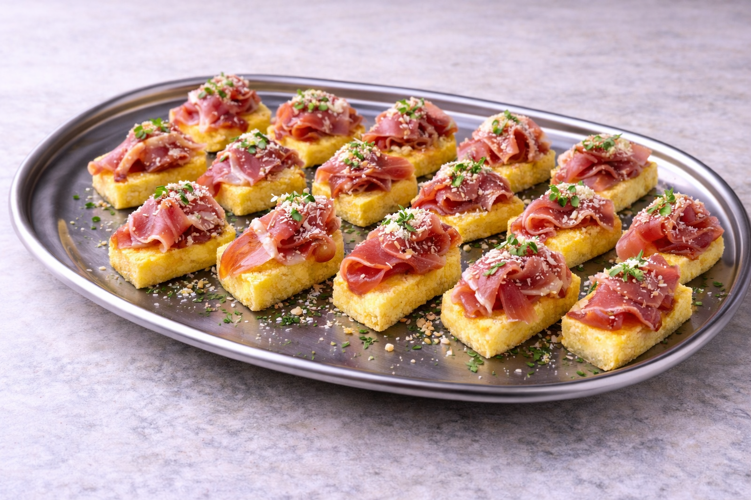 Ilmakuivattu kinkku & parmesaanipolenta -suupala